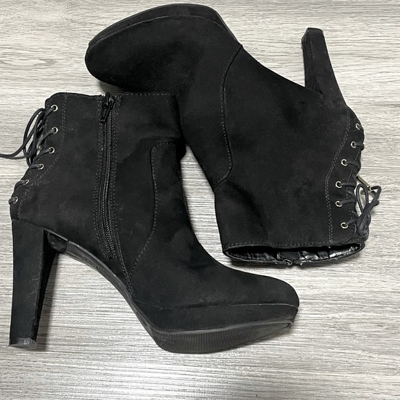 Laced booties with heel - Picture 1 of 5